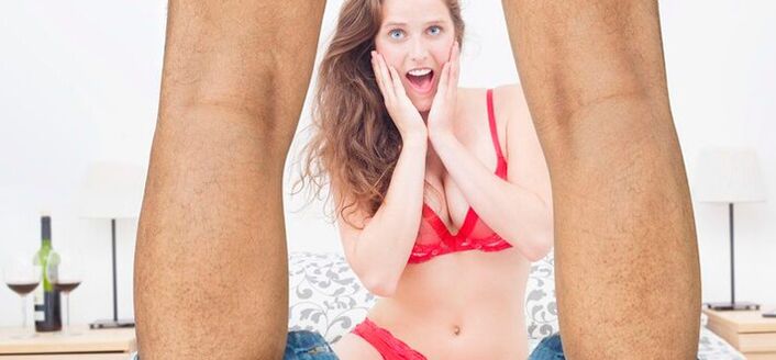 Frau überrascht über Vergrößerung des männlichen Penis Foto 2